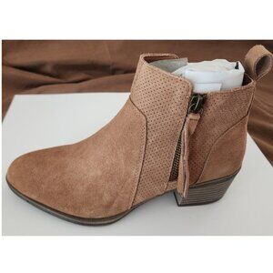 NWT Suede Leather Ankle Low Heel Chunky Booties Vepose size 7.5 Camel Brown